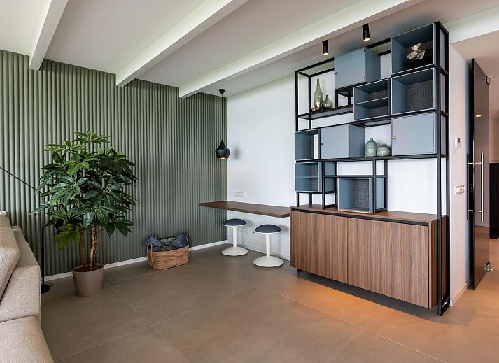 Moderne architectuur van vakantiehuis Sternlaan 9 | De Schotsman, Kamperland, met groene tuin in Noord-Beveland, Zeeland.