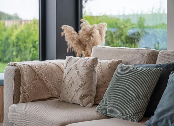 Moderne architectuur van vakantiehuis Sternlaan 9 | De Schotsman, Kamperland, met groene tuin in Noord-Beveland, Zeeland.