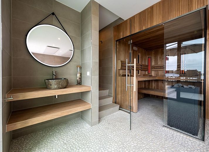 Moderne architectuur van vakantiehuis Sternlaan 9 | De Schotsman, Kamperland, met groene tuin in Noord-Beveland, Zeeland.