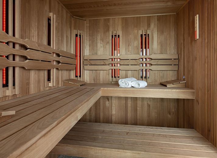 Moderne architectuur van vakantiehuis Sternlaan 9 | De Schotsman, Kamperland, met groene tuin in Noord-Beveland, Zeeland.