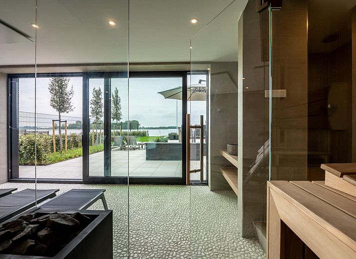 Stijlvolle entree van Sternlaan 9 | De Schotsman, Kamperland, met moderne trap en kunst in Noord-Beveland, Zeeland.