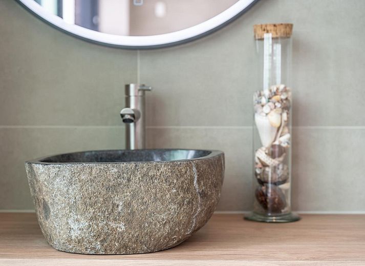 Stijlvolle entree van Sternlaan 9 | De Schotsman, Kamperland, met moderne trap en kunst in Noord-Beveland, Zeeland.