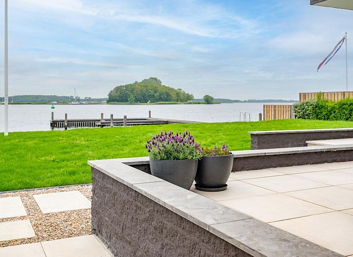 Stijlvolle entree van Sternlaan 9 | De Schotsman, Kamperland, met moderne trap en kunst in Noord-Beveland, Zeeland.