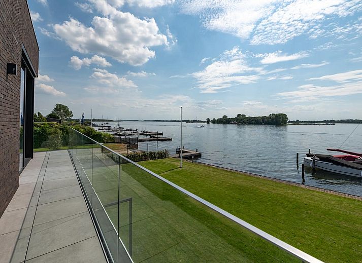 Open keuken en eetruimte in Sternlaan 9 | De Schotsman, Kamperland, met uitzicht op het water in Noord-Beveland, Zeeland.