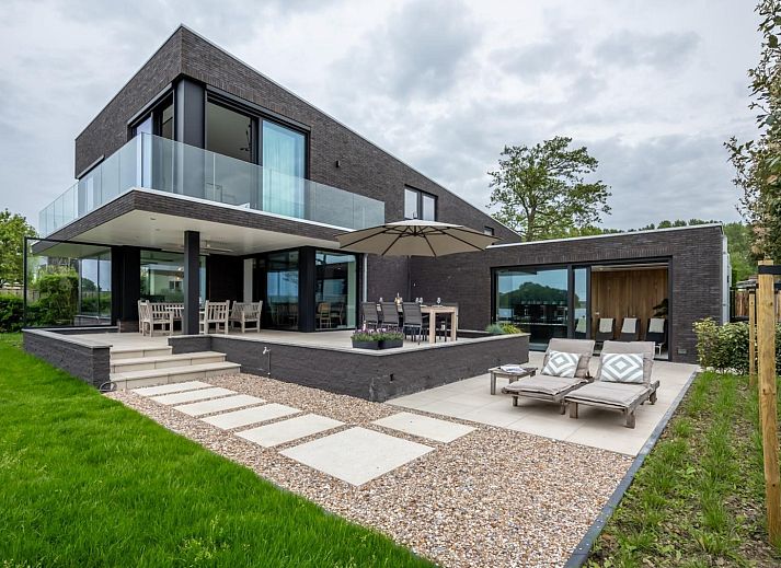 Open keuken en eetruimte in Sternlaan 9 | De Schotsman, Kamperland, met uitzicht op het water in Noord-Beveland, Zeeland.