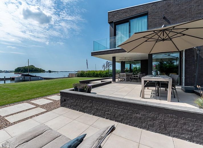 Open keuken en eetruimte in Sternlaan 9 | De Schotsman, Kamperland, met uitzicht op het water in Noord-Beveland, Zeeland.