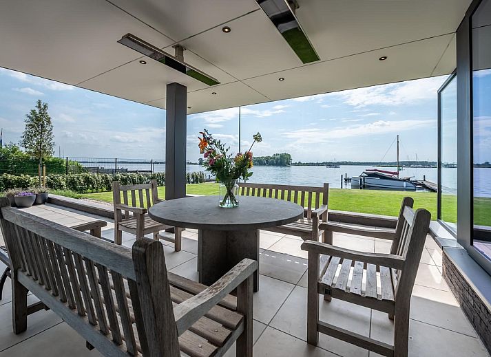 Grote eettafel in vakantiehuis Sternlaan 9 | De Schotsman, Kamperland, met designverlichting in Noord-Beveland, Zeeland.