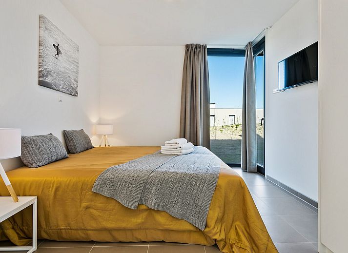 Eetkamer in Waterlijn 03 | De Groote Duynen, vakantiehuis in Kamperland, Noord-Beveland, met uitzicht op het meer.