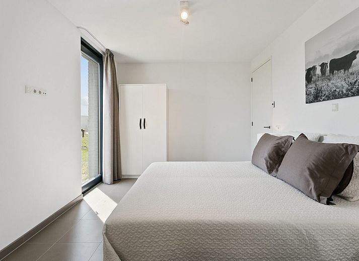 Eetkamer in Waterlijn 03 | De Groote Duynen, vakantiehuis in Kamperland, Noord-Beveland, met uitzicht op het meer.