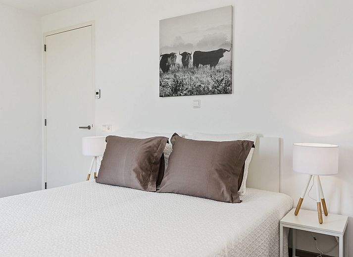 Eetkamer in Waterlijn 03 | De Groote Duynen, vakantiehuis in Kamperland, Noord-Beveland, met uitzicht op het meer.