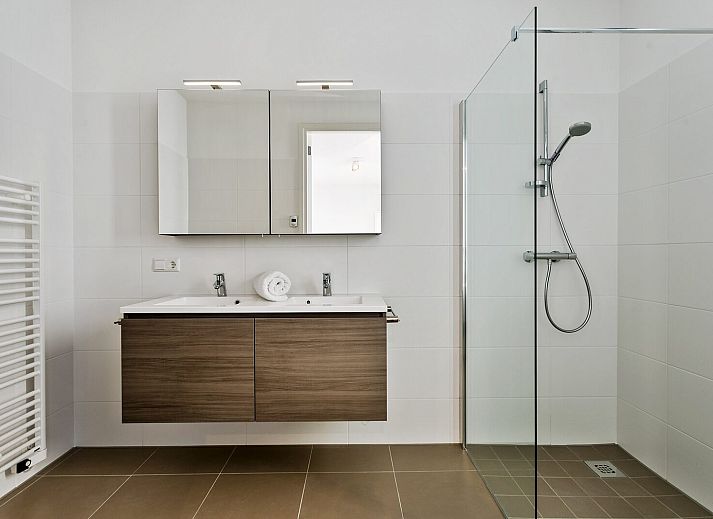 Eetkamer in Waterlijn 03 | De Groote Duynen, vakantiehuis in Kamperland, Noord-Beveland, met uitzicht op het meer.