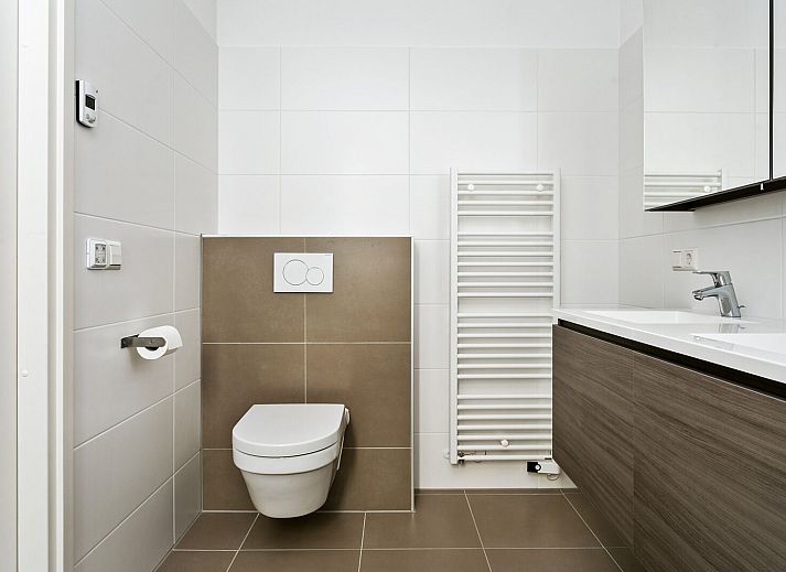 Eetkamer in Waterlijn 03 | De Groote Duynen, vakantiehuis in Kamperland, Noord-Beveland, met uitzicht op het meer.