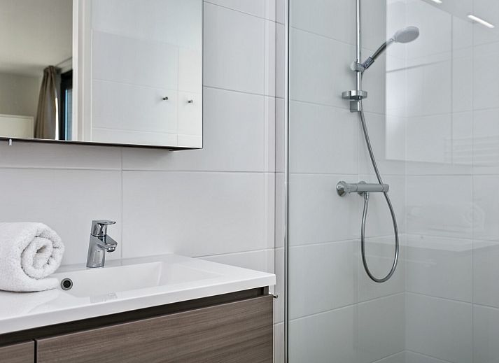 Keuken en eetruimte in Waterlijn 03 | De Groote Duynen, vakantiehuis in Kamperland, Noord-Beveland, Zeeland.