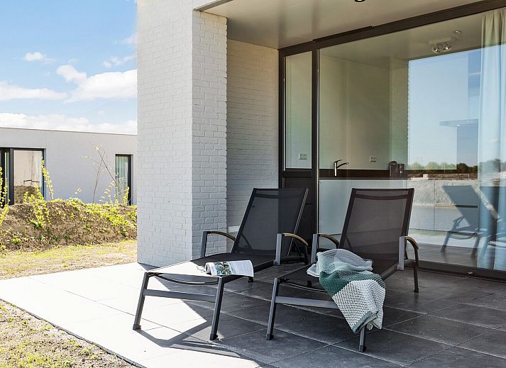 Keuken en eetruimte in Waterlijn 03 | De Groote Duynen, vakantiehuis in Kamperland, Noord-Beveland, Zeeland.