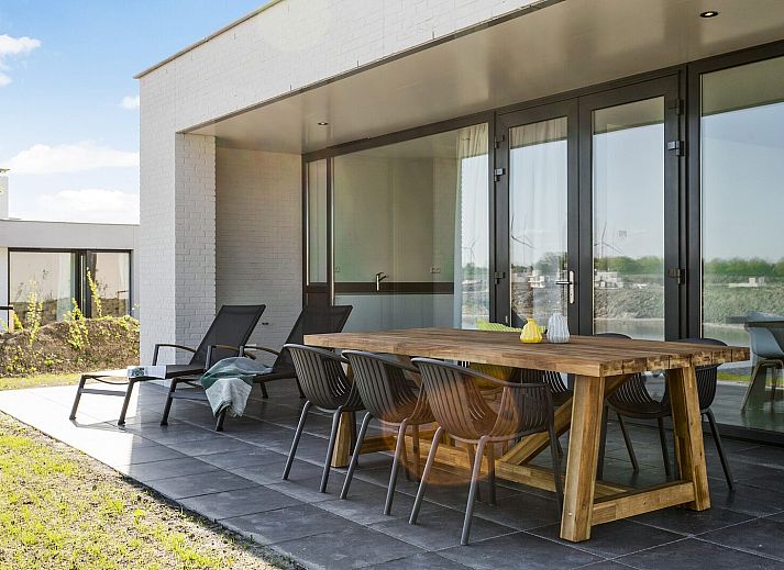 Keuken en eetruimte in Waterlijn 03 | De Groote Duynen, vakantiehuis in Kamperland, Noord-Beveland, Zeeland.