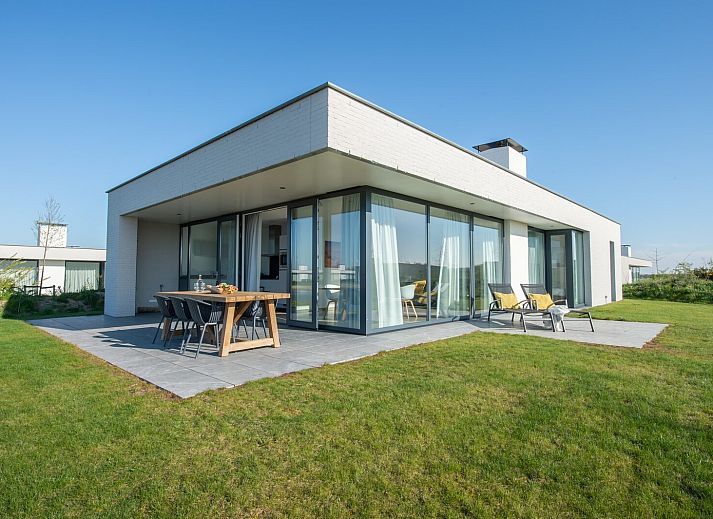 Keuken en eetruimte in Waterlijn 03 | De Groote Duynen, vakantiehuis in Kamperland, Noord-Beveland, Zeeland.