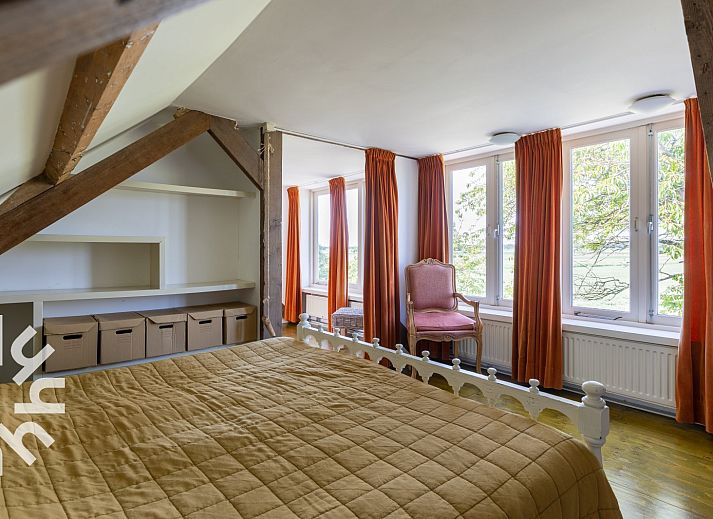 Stilvolles Badezimmer im Ferienhaus ZE184 mit klassischen Fliesen und Holzakzenten in Kamperland, Zeeland.