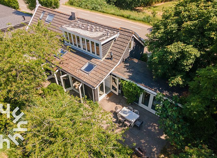 Stilvolles Badezimmer im Ferienhaus ZE184 mit klassischen Fliesen und Holzakzenten in Kamperland, Zeeland.