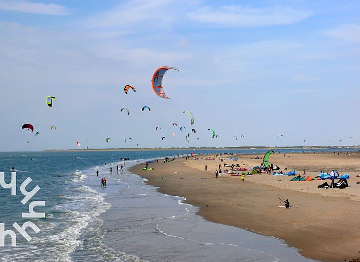 Stilvolles Badezimmer im Ferienhaus ZE184 mit klassischen Fliesen und Holzakzenten in Kamperland, Zeeland.