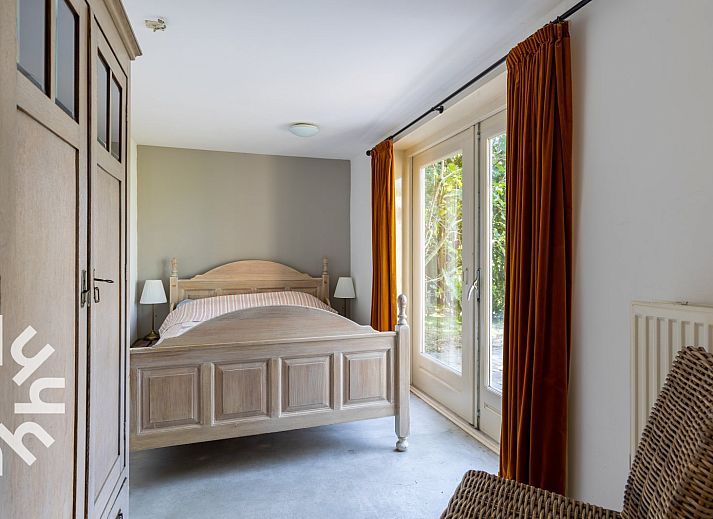 Stilvolles Badezimmer im Ferienhaus ZE184 mit klassischen Fliesen und Holzakzenten in Kamperland, Zeeland.