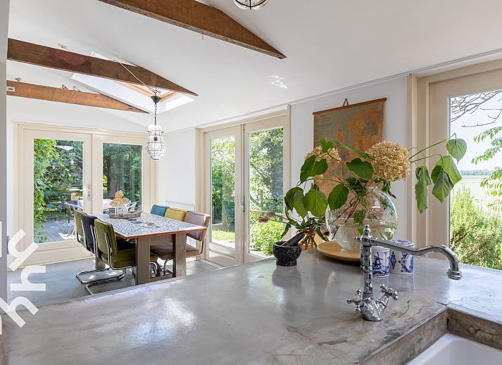 Gemuetliches Schlafzimmer mit Holzmoebeln im Ferienhaus ZE184, Kamperland, Noord-Beveland.