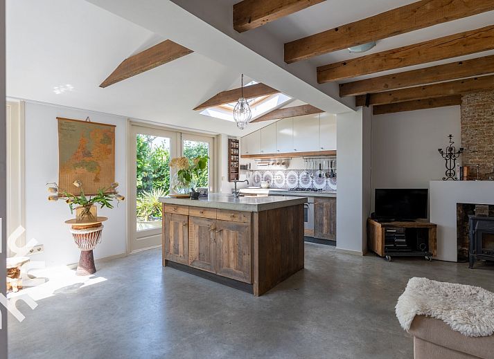 Gemuetliches Schlafzimmer mit Holzmoebeln im Ferienhaus ZE184, Kamperland, Noord-Beveland.
