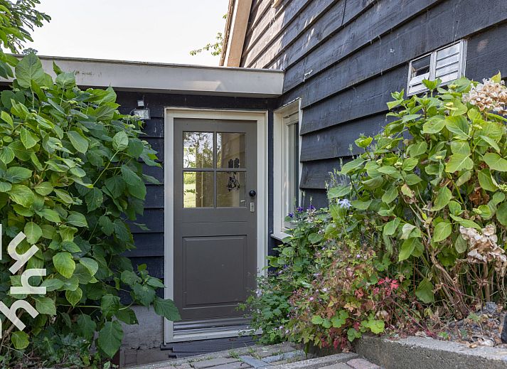 Gemuetliches Schlafzimmer mit Holzmoebeln im Ferienhaus ZE184, Kamperland, Noord-Beveland.