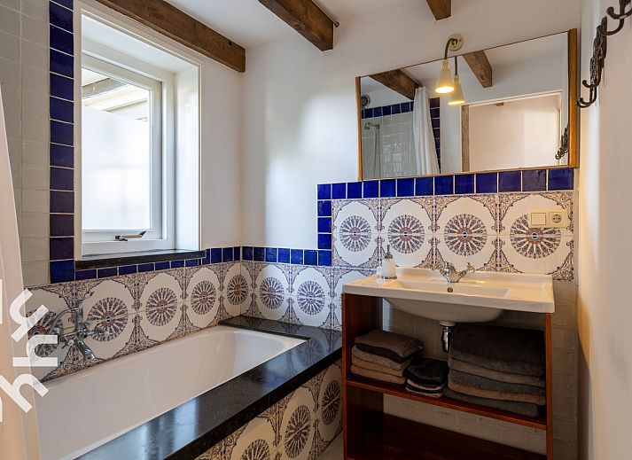 Gemuetliches Wohnzimmer mit Holzbalken im Ferienhaus ZE184, Kamperland, Noord-Beveland, Zeeland.