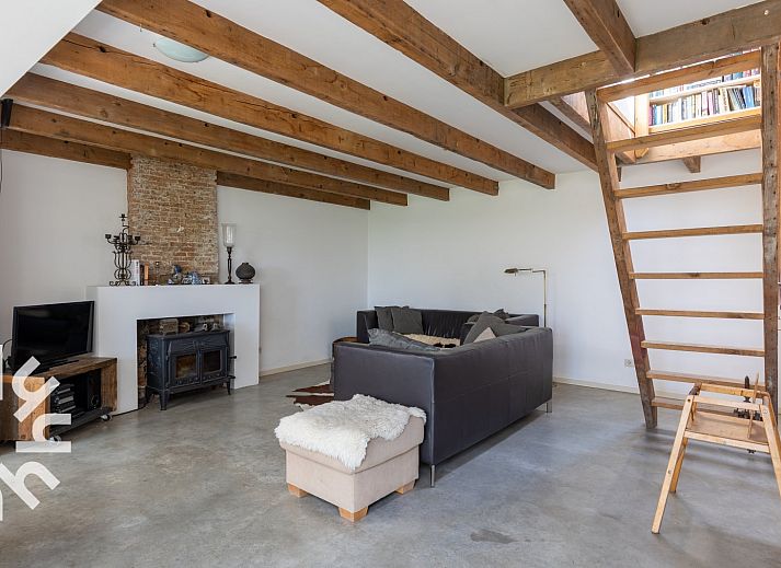 Gemuetliches Wohnzimmer mit Holzbalken im Ferienhaus ZE184, Kamperland, Noord-Beveland, Zeeland.