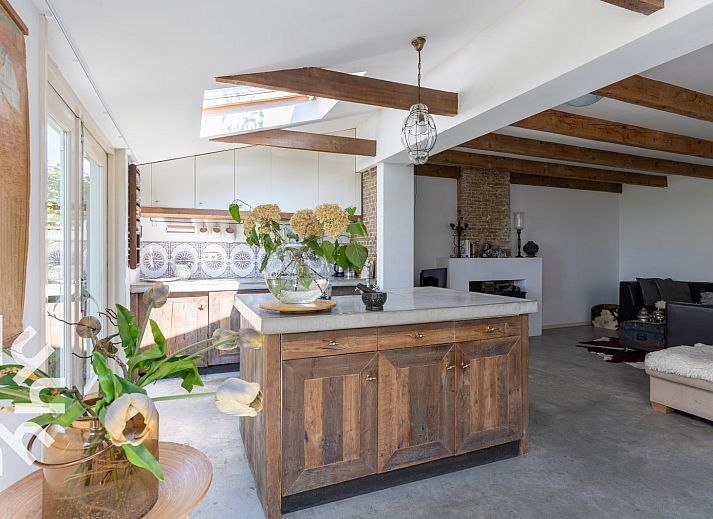 Helle Essecke im Ferienhaus ZE184 mit Blick auf den Garten, Kamperland, Nord-Beveland.