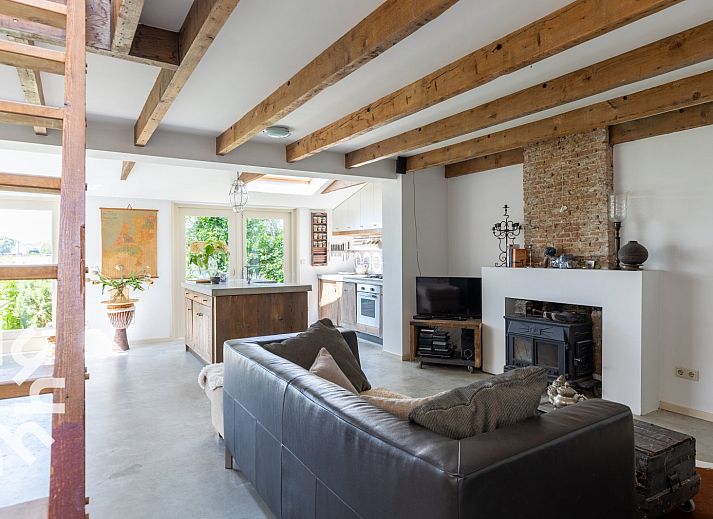 Moderne Kueche im Ferienhaus ZE184 mit Holzdetails, Kamperland, Noord-Beveland, Zeeland.