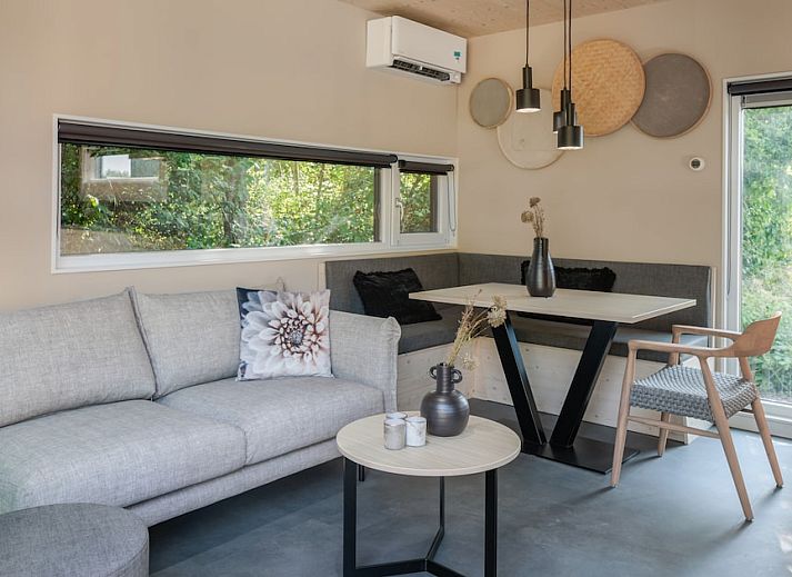 Veranda van Lodge 4 in Kamperland, een modern vakantiehuis op Noord-Beveland, Zeeland, met uitzicht op de groene omgeving.