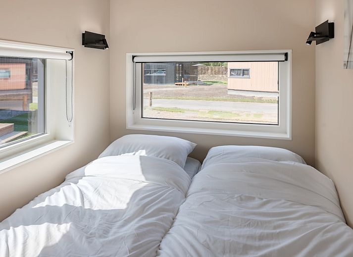 Gezellige binnenruimte van Lodge 4 in Kamperland, Noord-Beveland, met een moderne zithoek en uitzicht op de natuur van Zeeland.