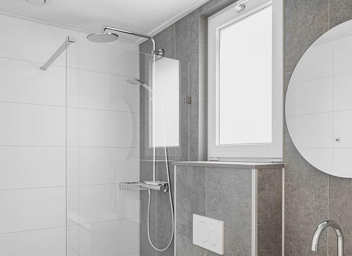 Gezellige binnenruimte van Lodge 4 in Kamperland, Noord-Beveland, met een moderne zithoek en uitzicht op de natuur van Zeeland.