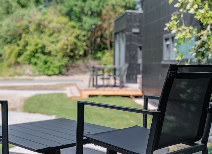 Gezellige binnenruimte van Lodge 4 in Kamperland, Noord-Beveland, met een moderne zithoek en uitzicht op de natuur van Zeeland.