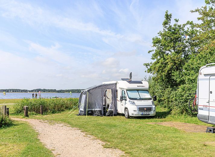 Geniessen Sie die Aussicht auf den See auf dem Wohnmobilstellplatz RCN de Schotsman | Comfort in Kamperland, Noord-Beveland, Zeeland.