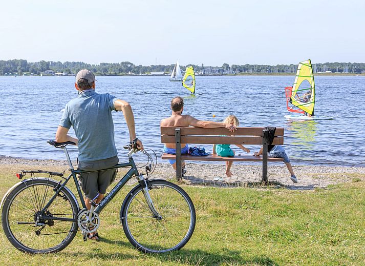 Geniessen Sie die Aussicht auf den See auf dem Wohnmobilstellplatz RCN de Schotsman | Comfort in Kamperland, Noord-Beveland, Zeeland.