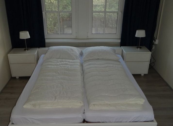 Strandhaus De Bakkeete, ein charmanter Bungalow in Kamperland, Noord-Beveland, Zeeland, umgeben von laendlicher Natur und ruhiger Aussicht.