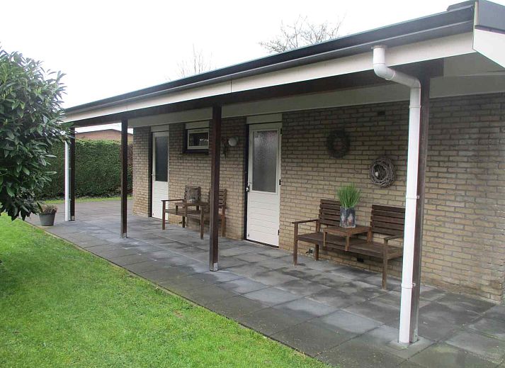 Schlafzimmer im Ferienhaus ZE339, Kamperland, Noord-Beveland, mit Doppelbett und Gartenblick.