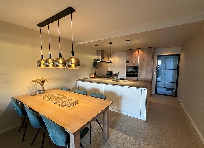 Stijlvolle woonkamer in Havenweg 24, Kamperland. Luxe vakantiehuis met moderne inrichting en gezellige zithoek in Zeeland.