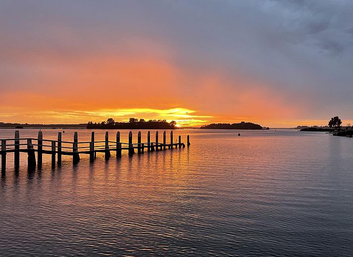Stijlvolle woonkamer van vakantiehuis Havenweg 24 in Kamperland, Zeeland, met moderne inrichting en gezellige sfeer.