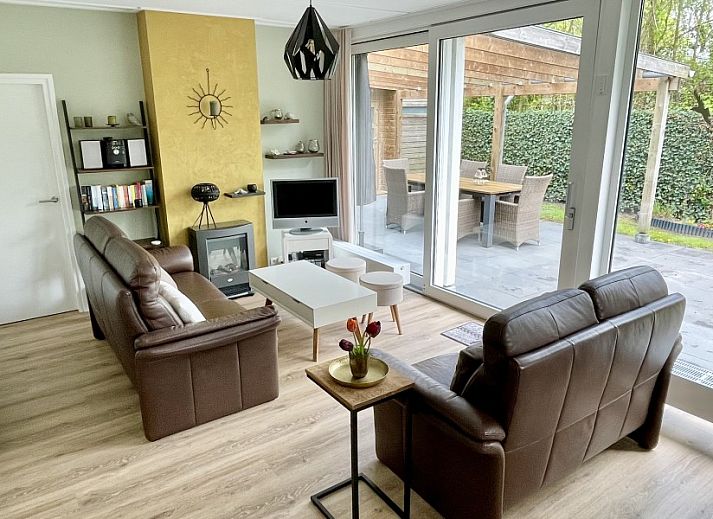 Zeeland-Strandhuis vakantiehuis in Kamperland met moderne buitenkant en groene tuin in Noord-Beveland, Zeeland.