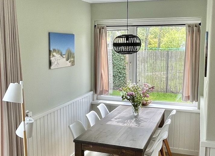 Zeeland-Strandhuis vakantiehuis in Kamperland met moderne buitenkant en groene tuin in Noord-Beveland, Zeeland.