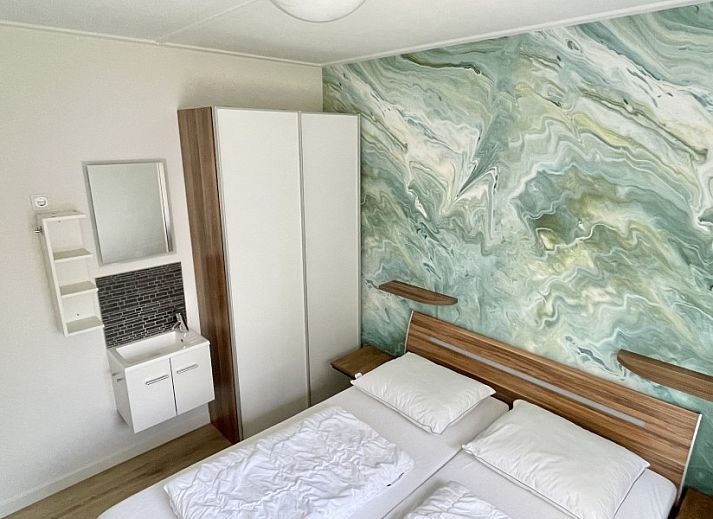 Terras van Zeeland-Strandhuis vakantiehuis in Kamperland, omgeven door natuur in Noord-Beveland, Zeeland.