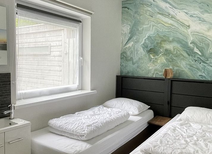 Terras van Zeeland-Strandhuis vakantiehuis in Kamperland, omgeven door natuur in Noord-Beveland, Zeeland.