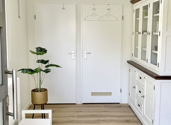 Terras van Zeeland-Strandhuis vakantiehuis in Kamperland, omgeven door natuur in Noord-Beveland, Zeeland.