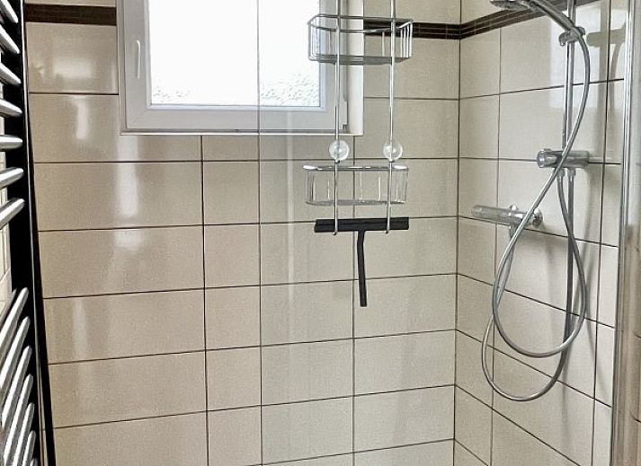 Terras van Zeeland-Strandhuis vakantiehuis in Kamperland, omgeven door natuur in Noord-Beveland, Zeeland.