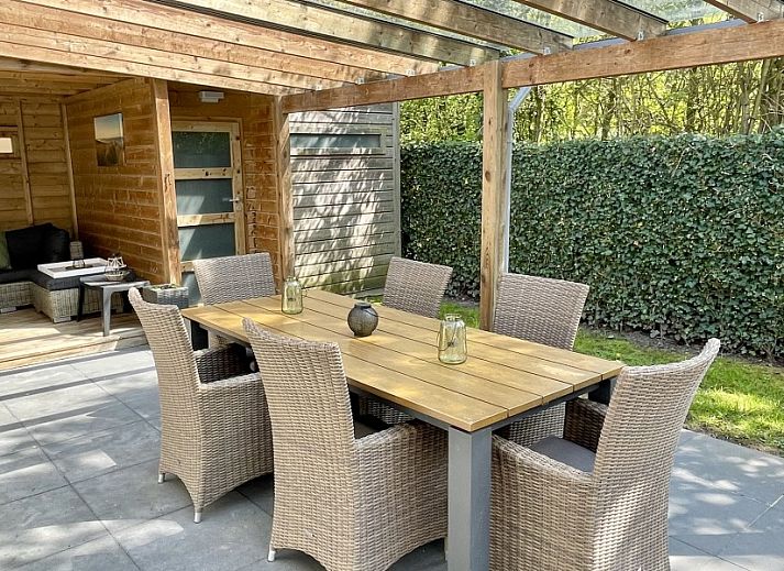 Gezellige woonkamer van Zeeland-Strandhuis vakantiehuis in Kamperland met uitzicht op terras, Noord-Beveland, Zeeland.