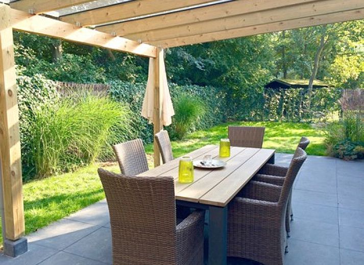 Gezellige woonkamer van Zeeland-Strandhuis vakantiehuis in Kamperland met uitzicht op terras, Noord-Beveland, Zeeland.