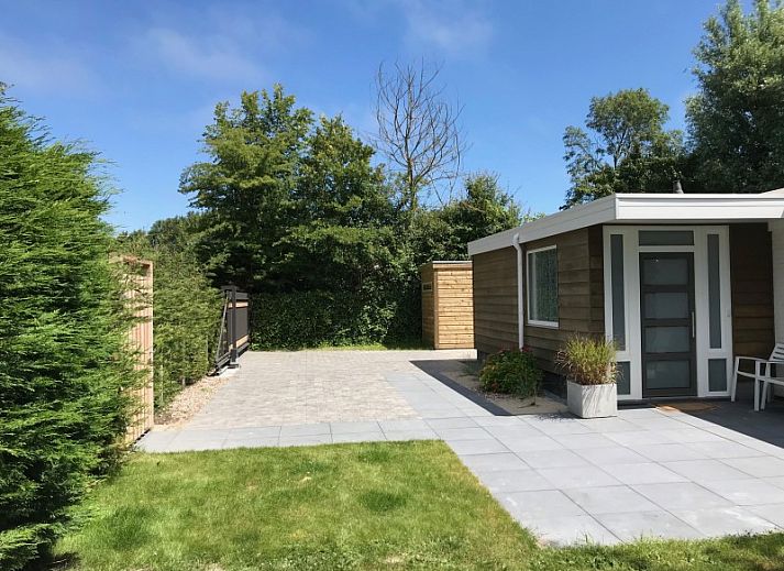 Eethoek van Zeeland-Strandhuis vakantiehuis in Kamperland, met uitzicht op tuin, Noord-Beveland, Zeeland.
